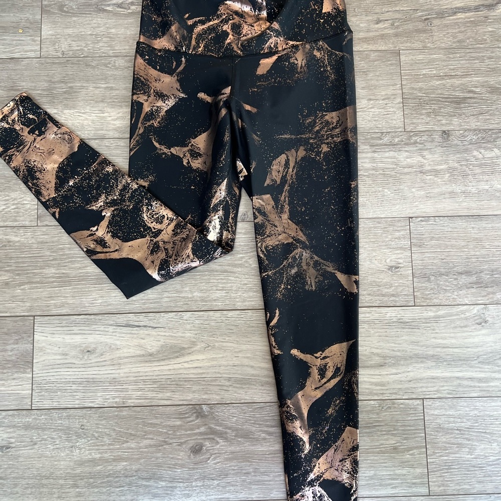 Old Navy Powersoft gold and black leggings
